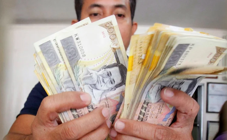 philippines-peso-money-counting
