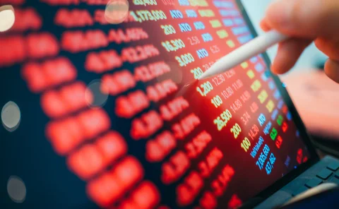 Digital screen with red numbers signifying a financial crisis