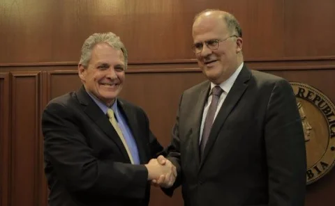 uribe-hands-over-to-echavarria