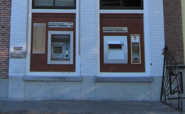 Dutch ATM and seal bag machine