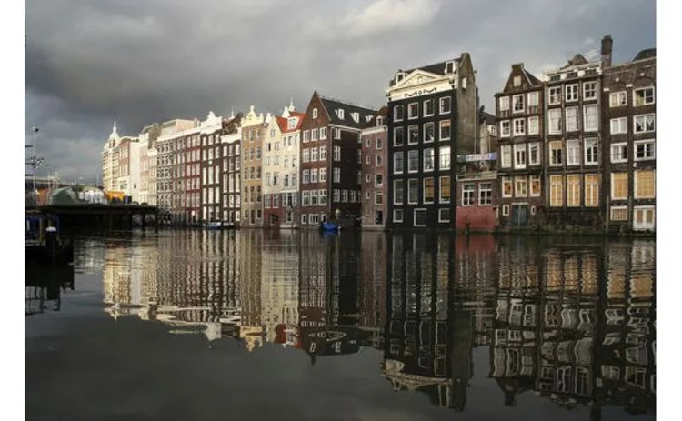 amsterdam-row-of-townhouses-reflected-in-canal
