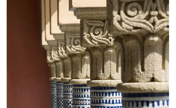 islamic-architecture-receding-row-of-carved-mosaic-columns